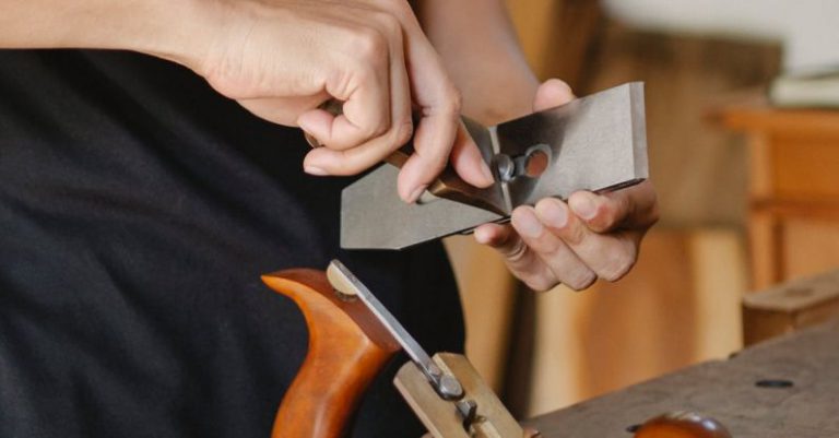 Wood Planer - Crop man with knife and jointer